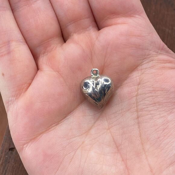 Vintage 925 Sterling Silver Flowers Chased Puffy Heart Pendant Bracelet Charm - Picture 1 of 4